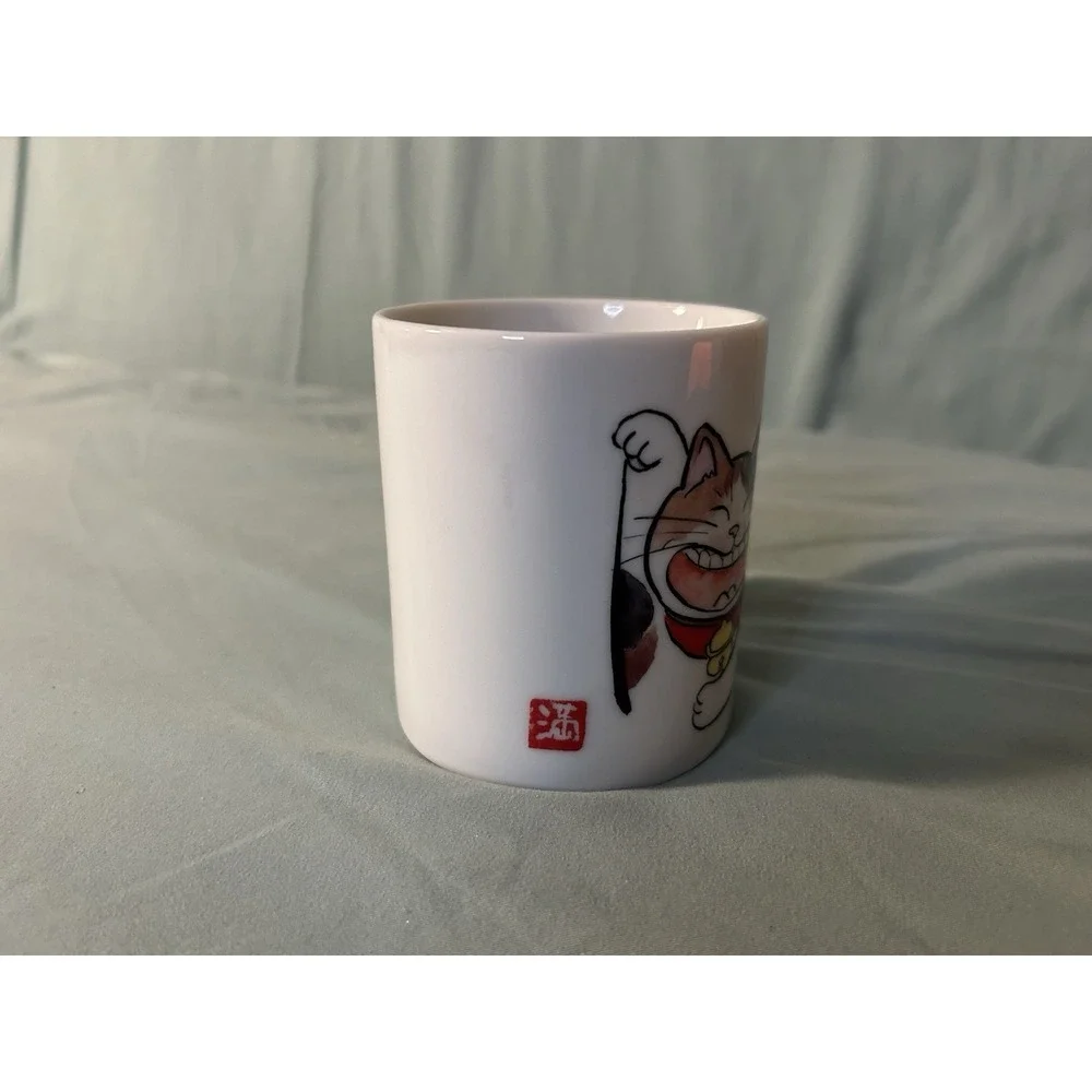 Egao Neko mug, a‎ lucky charm featuring a smiling cat (Maneki Neko)